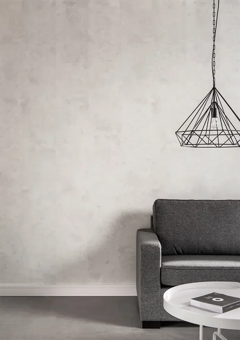 salon z betonową ścianą w odcieniach beżu
